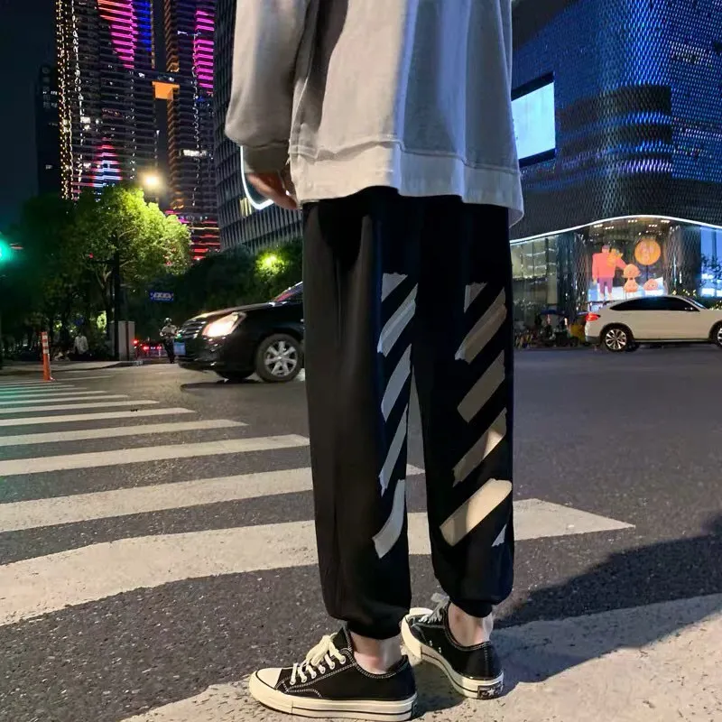 ♻️💯Refer to the model picture for the upper body❤️ The top tested version for spring and autumn OFF WHITE OW patch bronzing tape arrow sweatpants for men and women, the same style pure cotton loose trousers for men and women OW men's and women's loose leg-fitting sports casual pants, with anti-counterfeiting technology on the back, the real over-the-top version OW yellow glue, obvious signature, unique high street style! The stylized design is printed on a classic frame, and a layer of foundation-colored colloid with a graffiti effect is superimposed on the printing. It is visually very consistent with the theme, as if a layer of tape has been pasted, and the design is brilliant! Heavy, tougher and retro, the main elements are heavily engineered, the micro-profile version is suitable for both men and women, surrounded by more street-style inkjet elements, and the inkjet style of street graffiti is everywhere. The printing is done on a Japanese-owned Mimaki printing machine, with no edges or burrs. Inkjet heat transfer is hot-pressed and cold-teared, and the high temperature is 180 degrees. The front piece needs to be pressed twice (the second time requires 180kg of air pressure). The transparent fabric pattern is anti-scratch and ironing, and the printing does not fog up. The semi-transparent tape in the front circle can reveal the covered part of the printing below. The color of the golden printing on the tape is not a flat color, and the colors of the tape printing are different in depth. The wash label is also customized according to the original font from the company. The accessories still use the full line of correct accessories. The rectangular woven collar label design has canceled the previous three-dimensional silicone feel font and changed it to a fully woven collar label. You can see fluorescent fonts on the collar label. The five-link silicone hang tag, the three-link washable label and the zebra crossing packaging line are still the same. Size chart Hips 56, recommended 120-150 catties M pants length 104 waist 80 hips 58 recommended 150-170 catties L pants length 106 waist 82 hips 60 recommended 170-190 catties (the waist is elastic and can be enlarged) Color: Black White P: 360